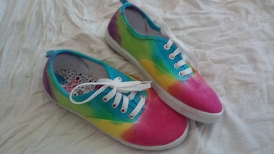 How to Tie Dye Shoes - The Kitchen Table Classroom