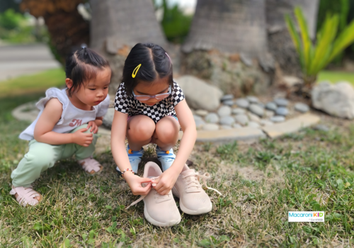 Essy Chen's daughter learns to tie shoes