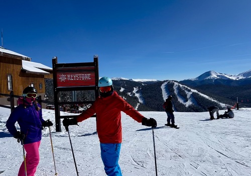 skiers at top of mountain with Keystone sign