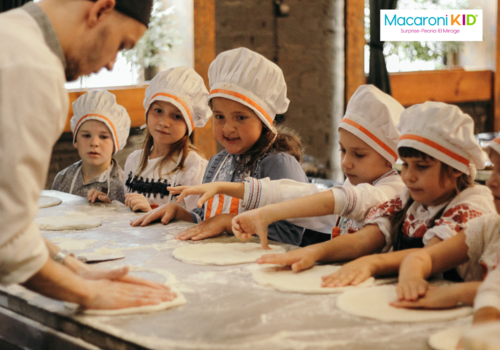 5 young children all learning to make pizza