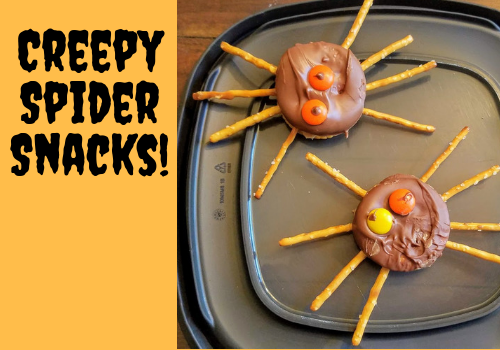 Creepy spider snacks: chocolate and peanut butter crackers snacks for Halloween party