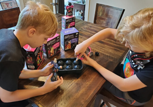 Two kids use organic Slammers Snacks to make popsicles for a fun STEM activity