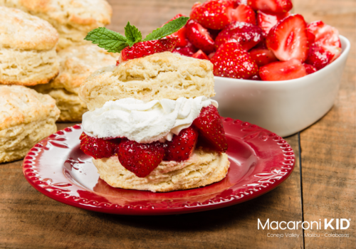 Biscuits with Strawberries and whipped cream