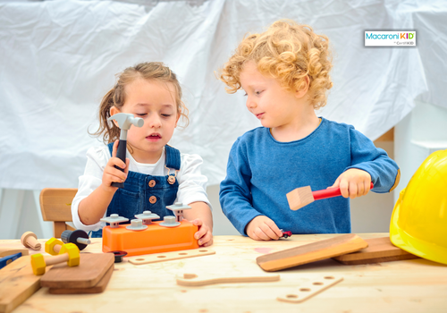 kids building with hammers