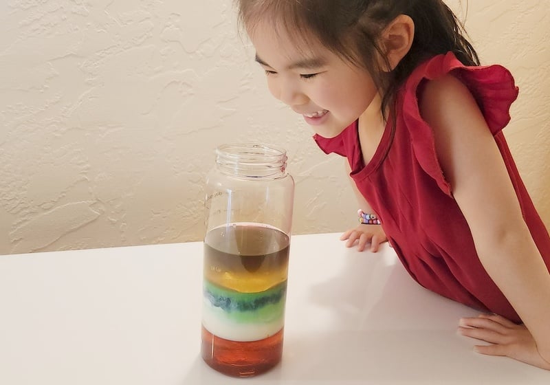 Essy Chen's daughter does an at home science experiment