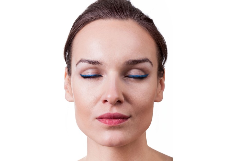 How to Pull Off A Blue Eye Liner