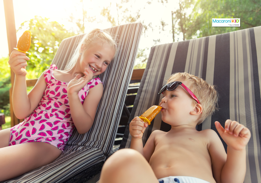 2 Kids eating popsicles