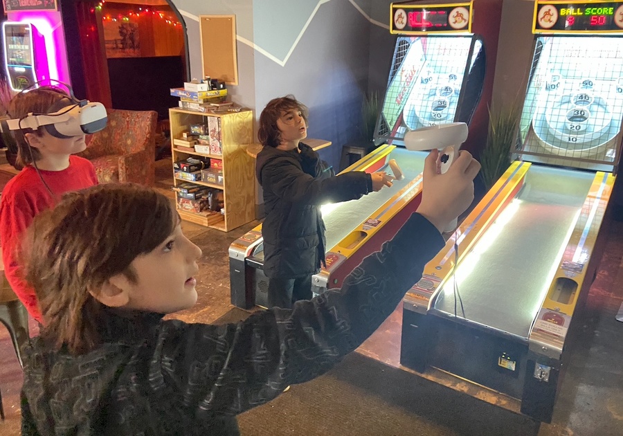 kids playing VR at arcade