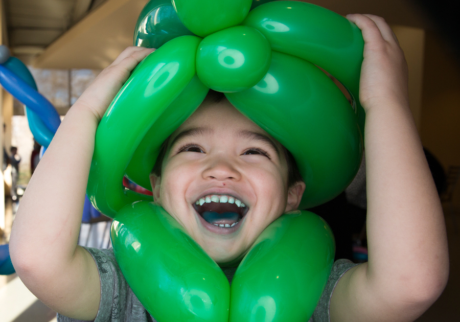kids with green balloon helmet