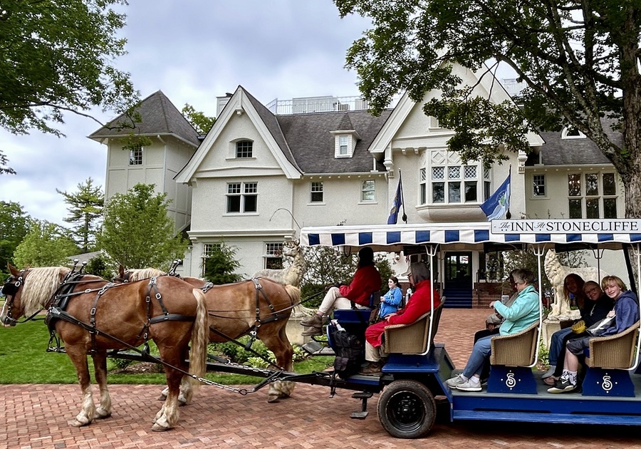 horse and carriage in front of The Inn at Stonecliffe