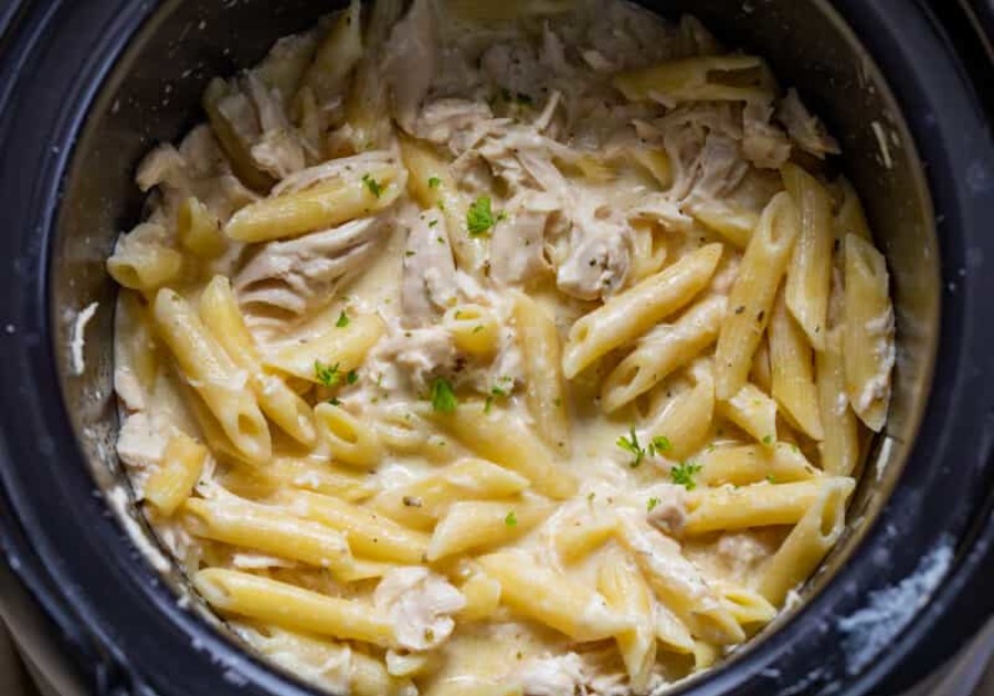 https://iamhomesteader.com/slow-cooker-chicken-pasta/