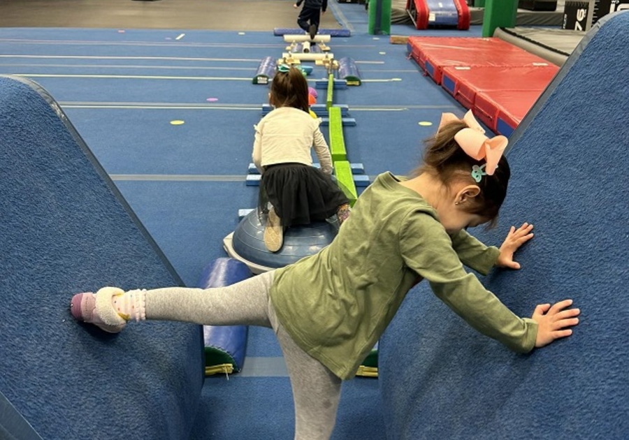 little kids doing ninja obstacles